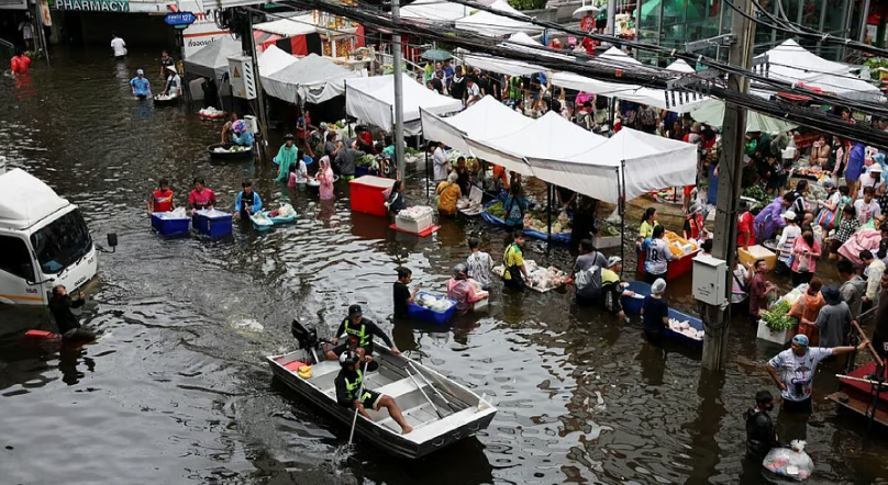 Bangkok floods force thousands into shelters
