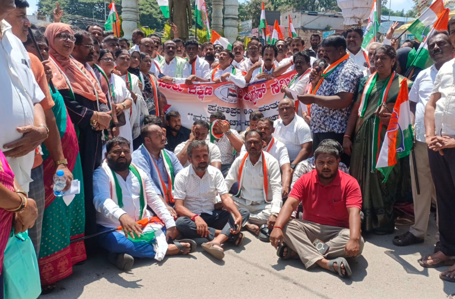 Congress demands arrest of Election Commissioner