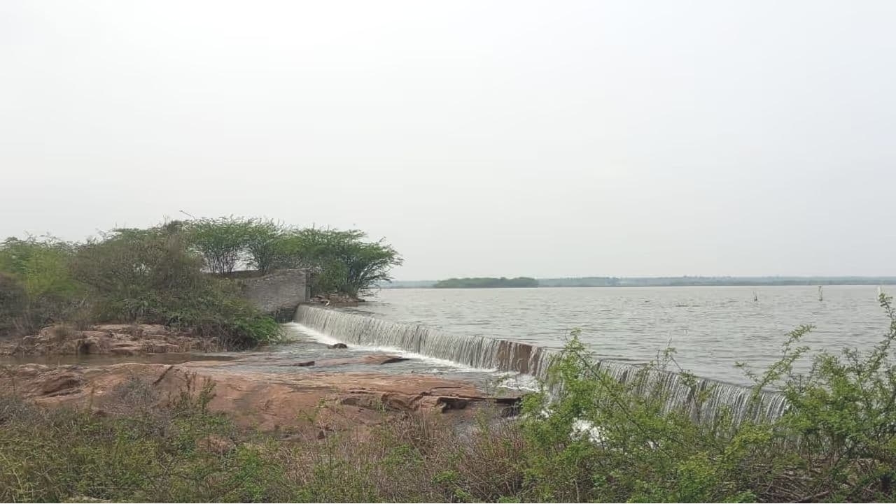 Kukkasamudra Lake overflows, brings joy to farmers