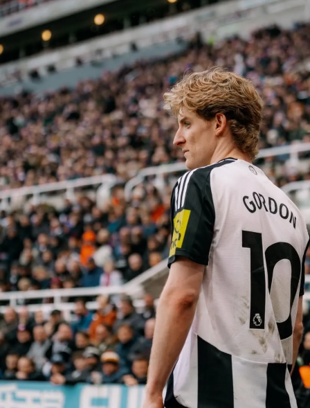 Newcastle United’s Anthony Gordon apologises for red card vs Liverpool