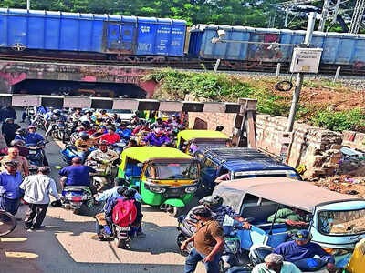 Residents demand urgent expansion of Banaswadi underpass