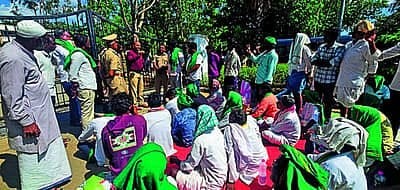 Farmers’ stage overnight protest for filling of village tanks