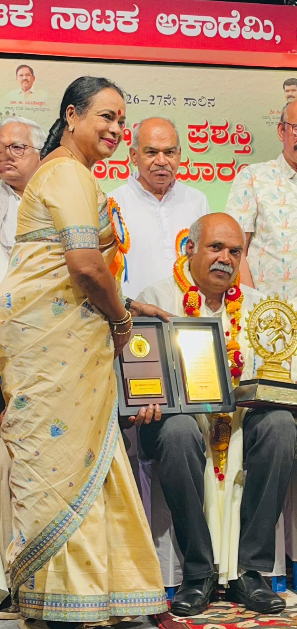 Shivananda Tagaduru receives State Nataka Akademi Award