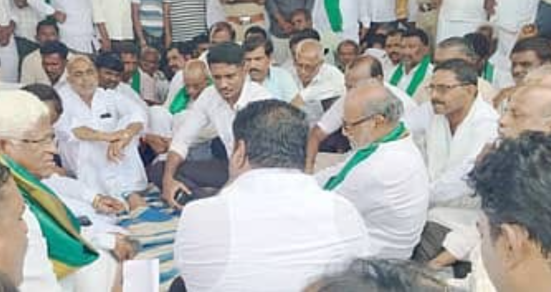 Farmers protest canal closure order in Sindhanur