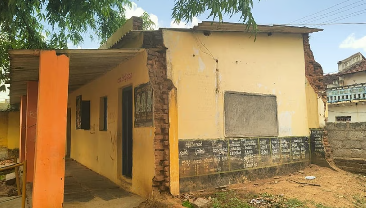 Dilapidated school buildings raise safety concerns in Chitradurga