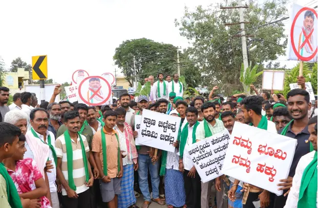 Nikhil Kumaraswamy supports farmers’ land protest