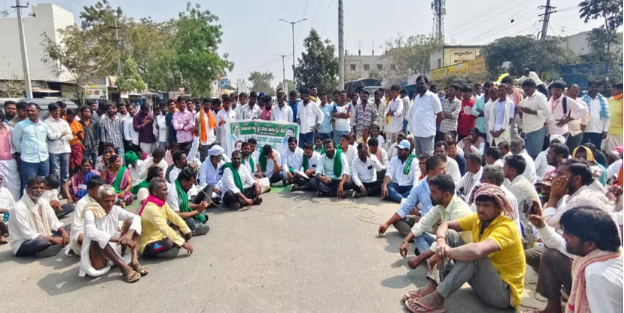 Yadgir farmers block road demanding fair prices