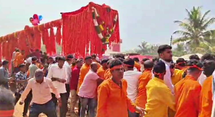 Ancient needle ritual draws crowds in Majali