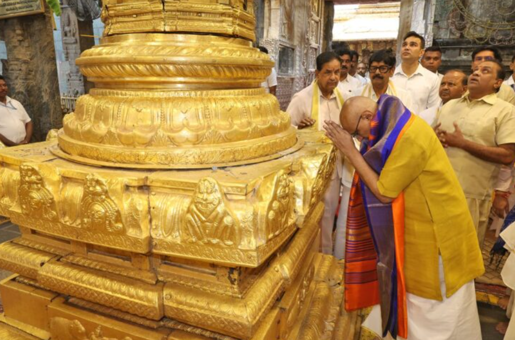 V-P offers prayers at Tirumala temple