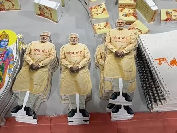 Mini Bhagavad Gita, Modi Cutout book draw crowds at book fair