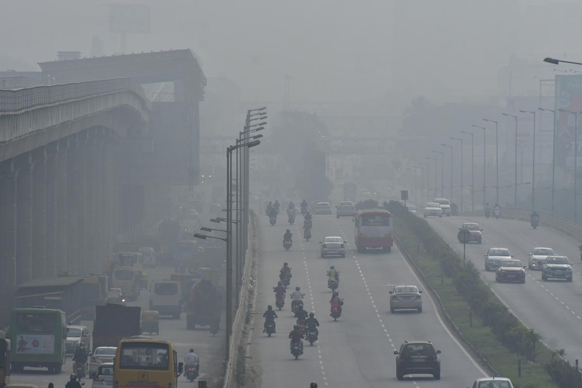 City dense fog explained through atmospheric science