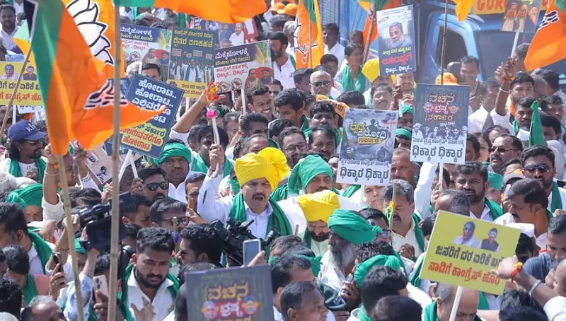 BJP leaders, farmers during march to Suvarna Soudha