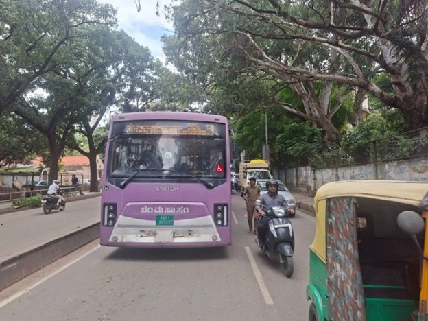 BMTC electric bus breakdown near Binni Mill triggers traffic congestion