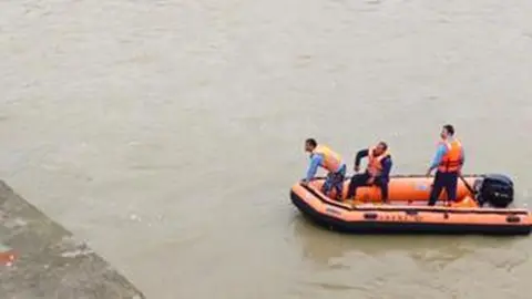 Police car plunges into Kshipra River in MP