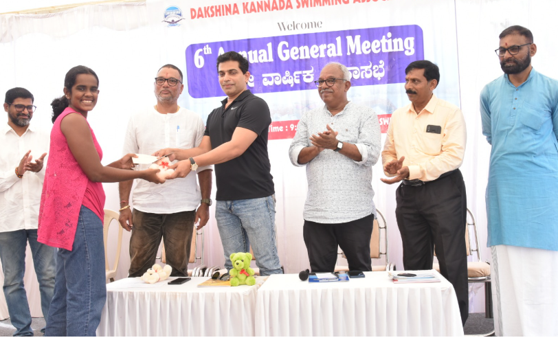 Swimmers and Coaches Honoured with Cash Prize