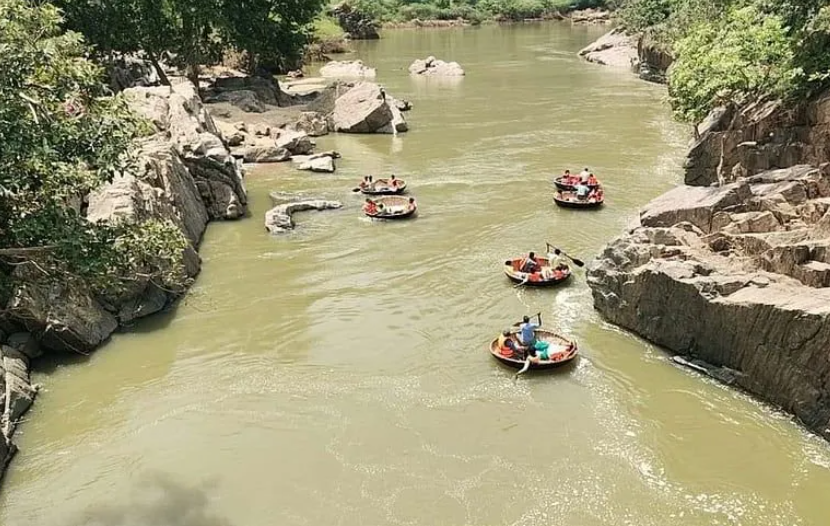 Unregistered coracle operators risk tourist’s safety in Hogenakkal