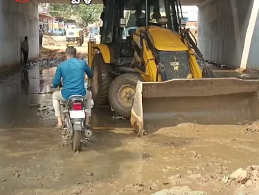 NHAI Officials Act After Sewage Flooding on Hubballi Bypass Bridge