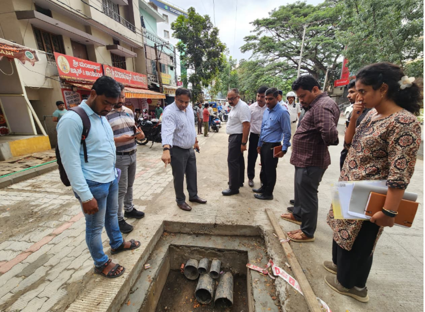 Commissioner inspects Dr Rajkumar Road works, flags footpath, traffic issues