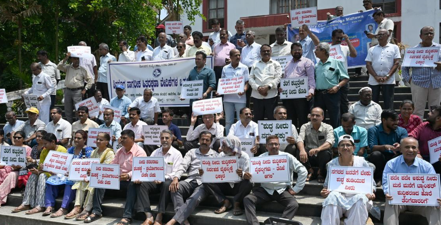Shivamogga Residents protest contaminated water supply issue