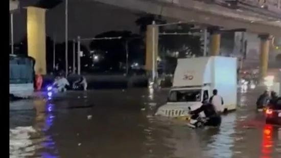 Heavy evening rain disrupts Bengaluru traffic