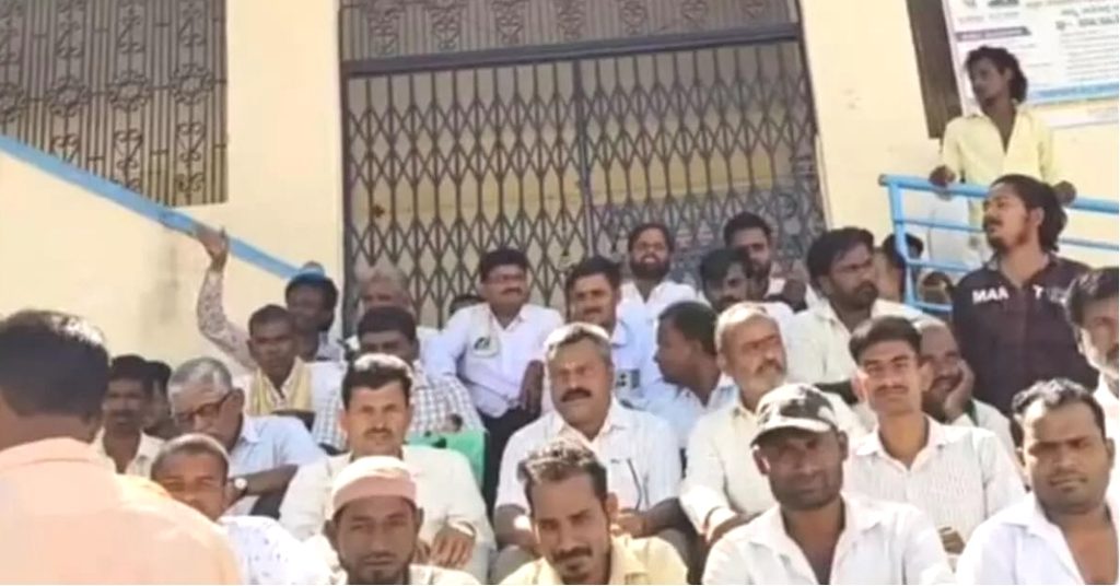 Residents lock Kamalapur Town Panchayat office over civic issues