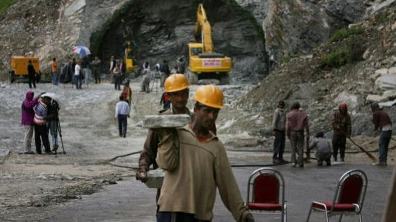Nepal floods leave hundreds trapped inside tunnel