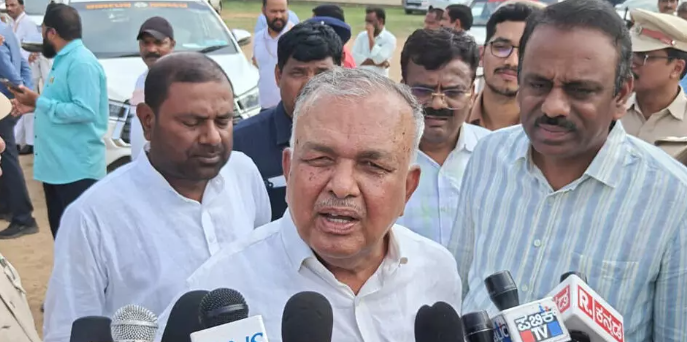 Ramalinga Reddy inspects Tungabhadra reservoir gate