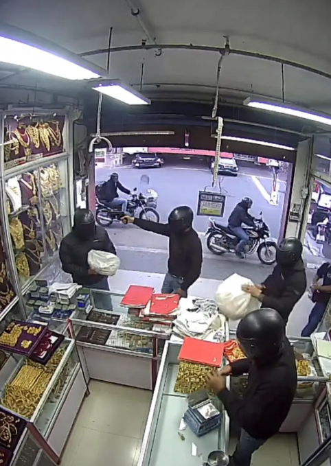 Armed robbers loot jewellery, cash in midnight heist in Bihar