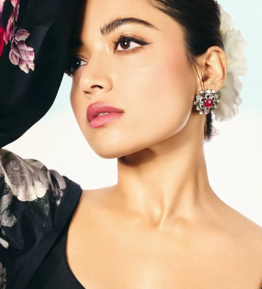 Rashmika sneaks into theatre for ‘Thamma’