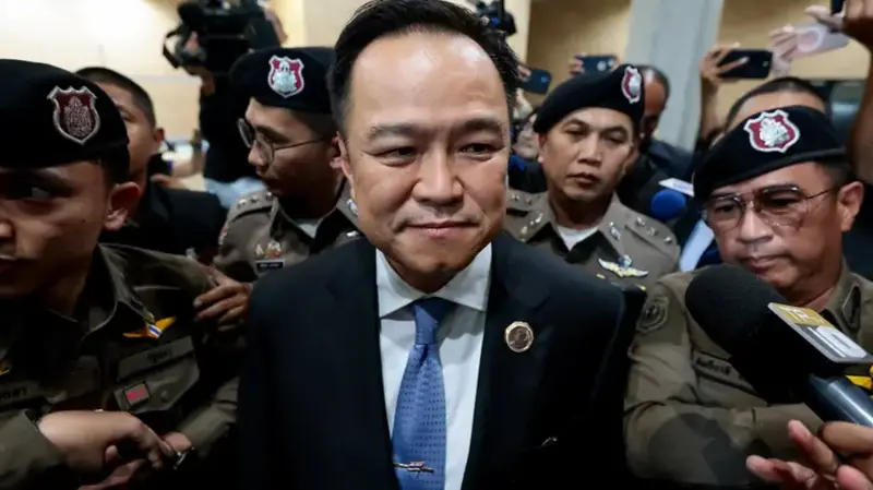 Trump presses Thailand, Cambodia to resolve border dispute amid Nobel talk
