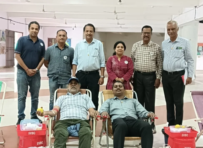 Ex-cricketers Dodda Ganesh, Kalpana donate blood