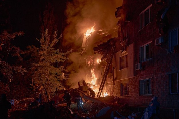 Russian Missile Strikes Kill 14 in Kyiv; International Leaders Condemn Attack