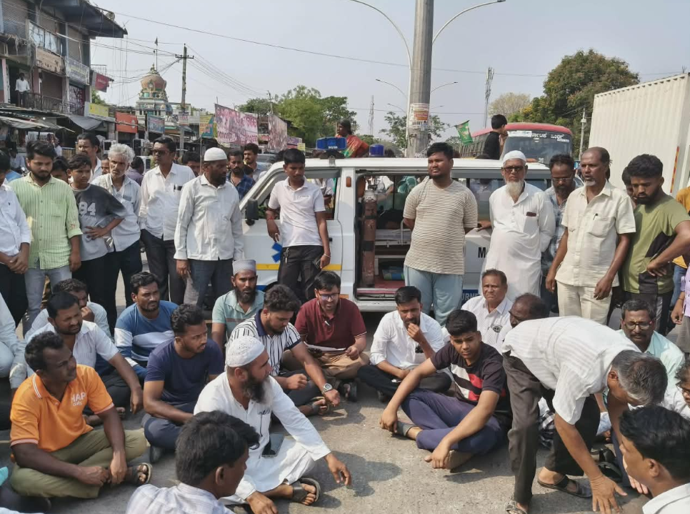 Road Blockade in Jevargi Against Illegal Liquor Sale; Public Demand Action