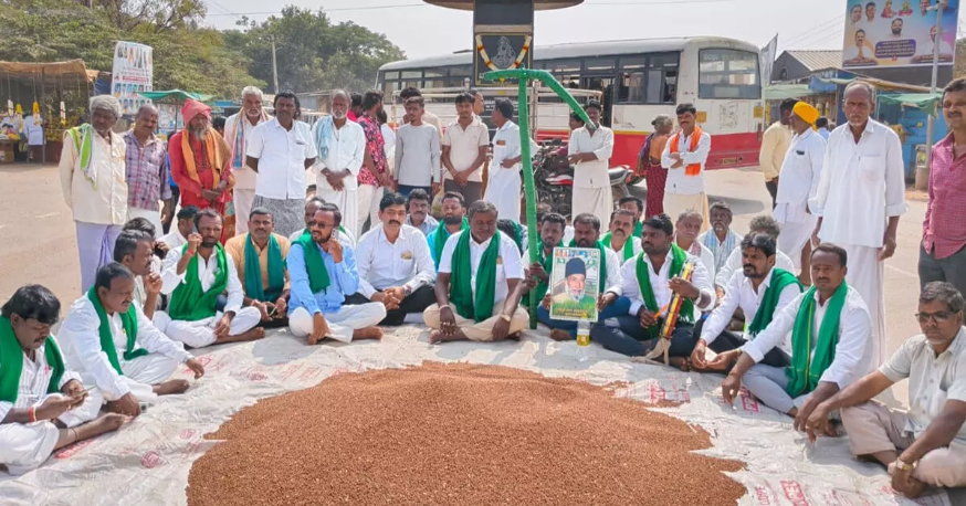 Farmers protest demanding higher price for tur dal