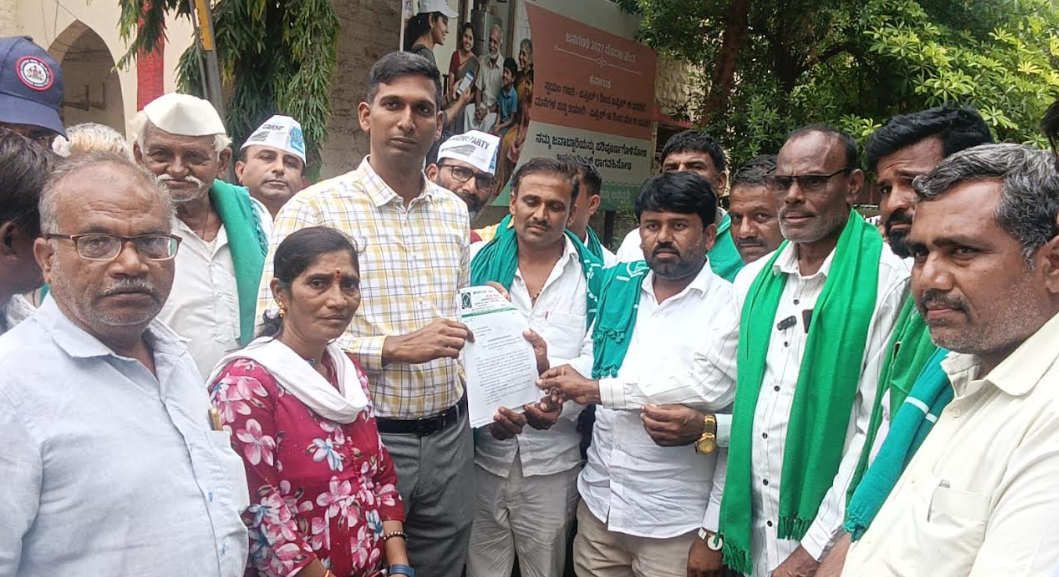 Farmers protest rising diesel, fertilizer prices in Vijayapura