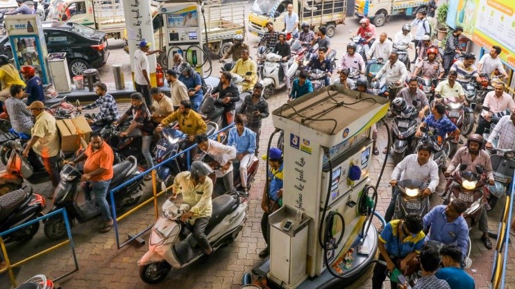 Fake fuel shortage rumors spark city chaos
