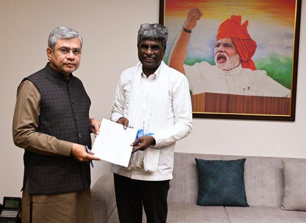 MP Kota Srinivas Poojari Urges Ashwini Vaishnaw to Extend Vande Bharat to Coastal Karnataka
